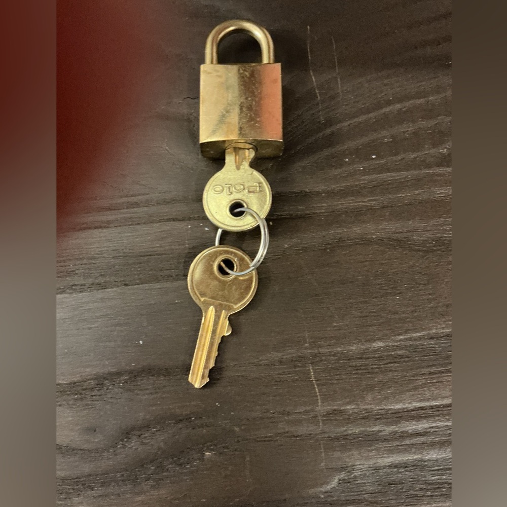 Vintage POLO RALPH LAUREN Gold Toned Padlock with Polo Logo Two Keys Collectible - Picture 6 of 6